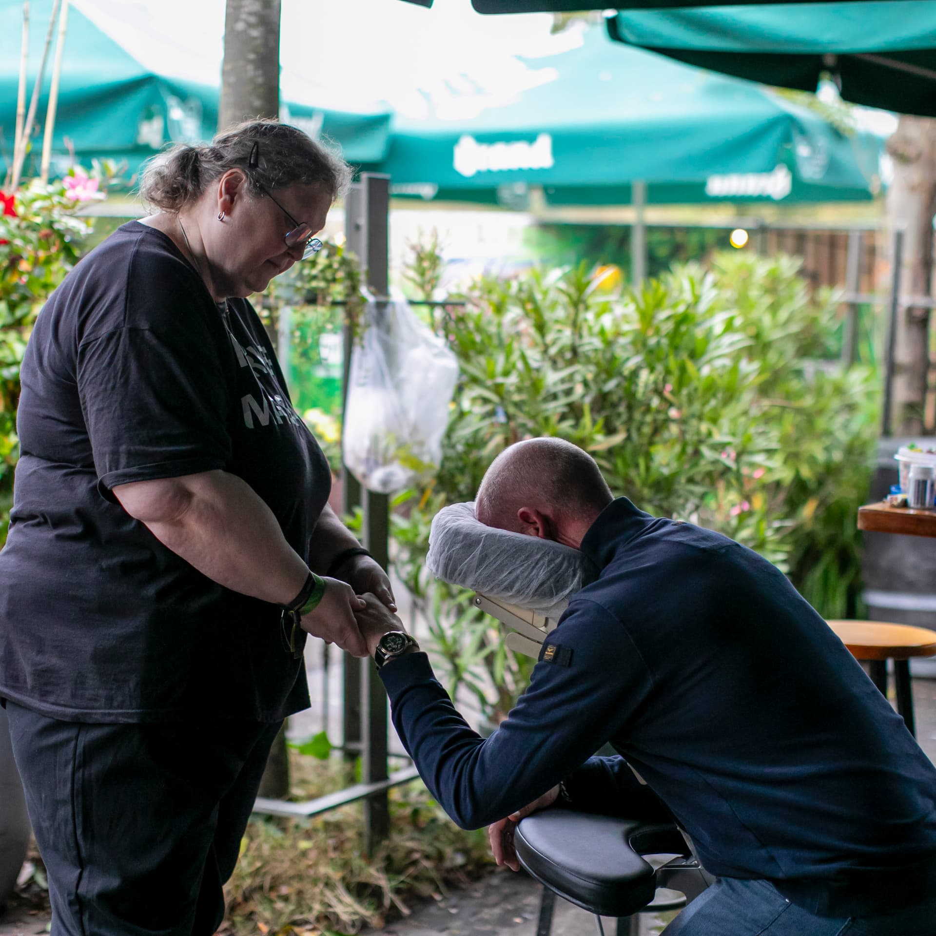 Wellbeing coach offering a neck and shoulder massage at Westergasterras